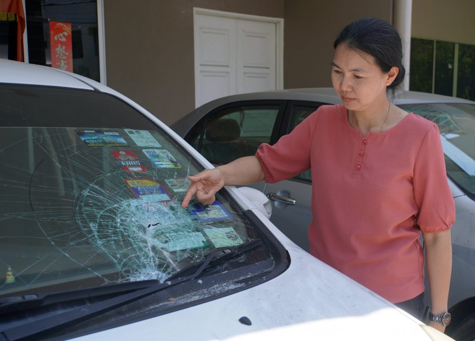 （大北马）骑士半夜上门砸车挡风镜，颜艾菱听巨响出外查，看不清逃逸摩托车车牌号码