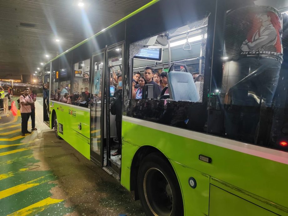 （已签发）全国：新山关卡厂巴倒车撞公巴副文2：一名28岁女乘客送院治疗