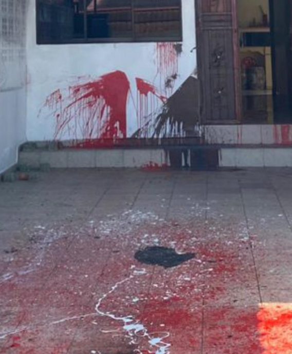 (已签发)柔:3男子涉掷汽油弹纵火,古来警方24小时内破案捉人