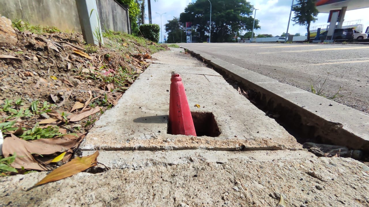 （已签发）柔：【民生特工队】哥文茶路沟盖崩塌，坑洞深陷危及路人