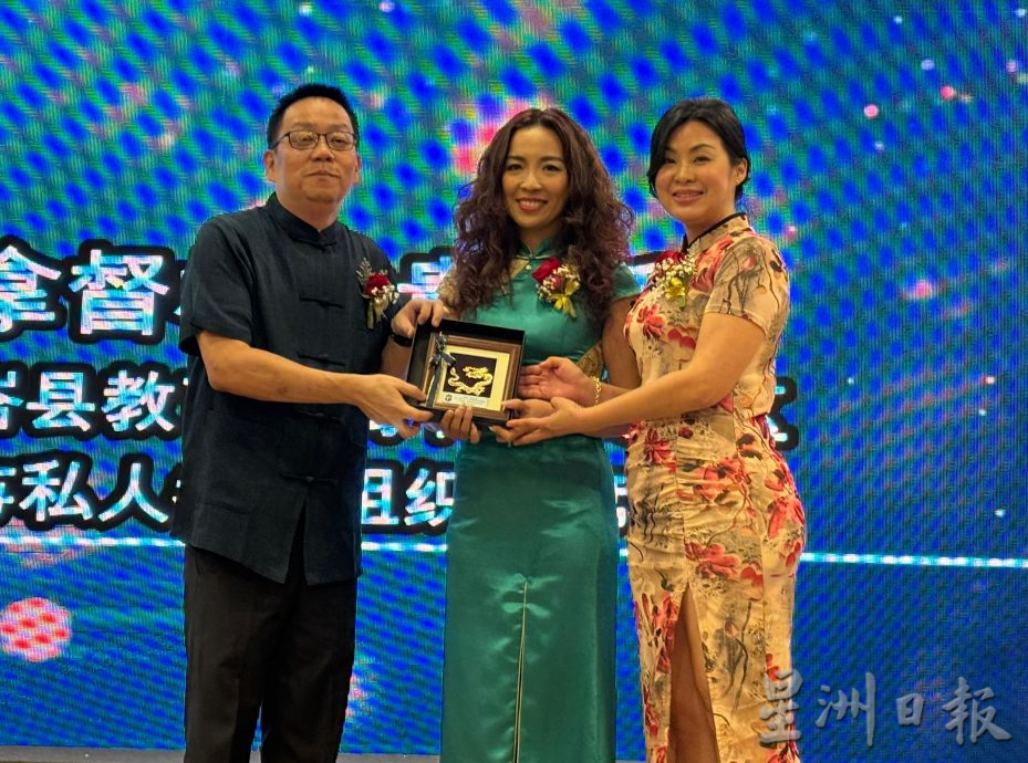 (已签发)柔:封底头条:峇爱群一校创校百年之际 爱一校友会正式成立 为母校奉献