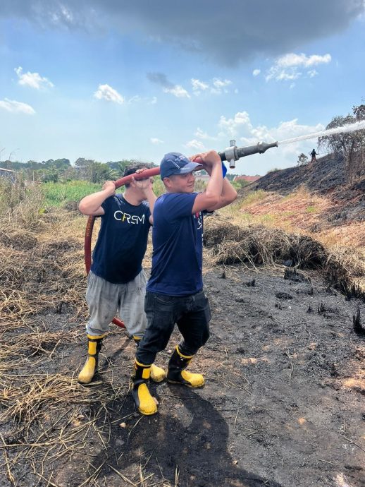 (已签发)柔:巴口垃圾山现多个火点,马华志工团加入灭火行列
