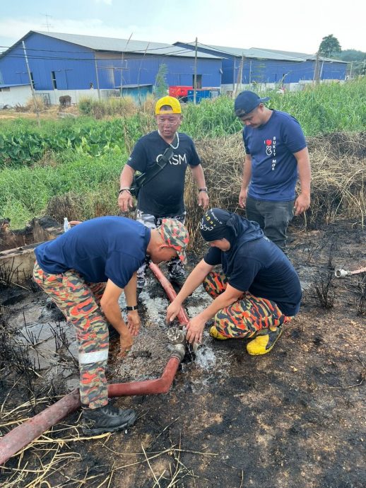 (已签发)柔:巴口垃圾山现多个火点,马华志工团加入灭火行列