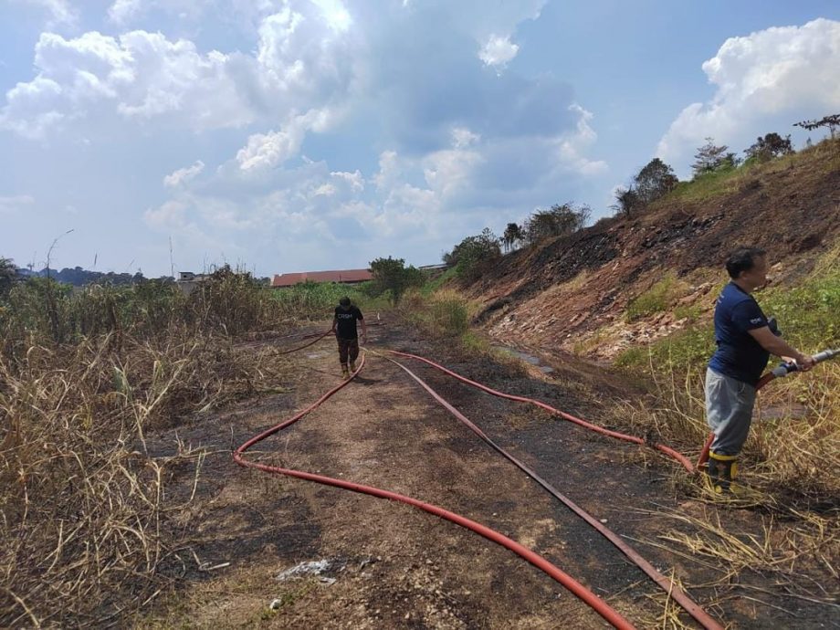(已签发)柔:巴口垃圾山现多个火点,马华志工团加入灭火行列