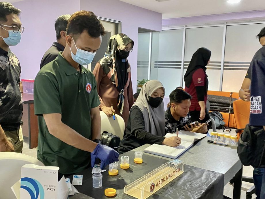 (已签发)柔:柔2行政议员凌晨率员 取缔街友助入住收容中心