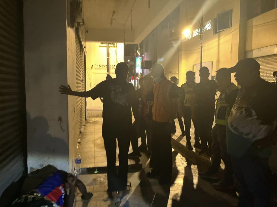 (已签发)柔:柔2行政议员凌晨率员 取缔街友助入住收容中心