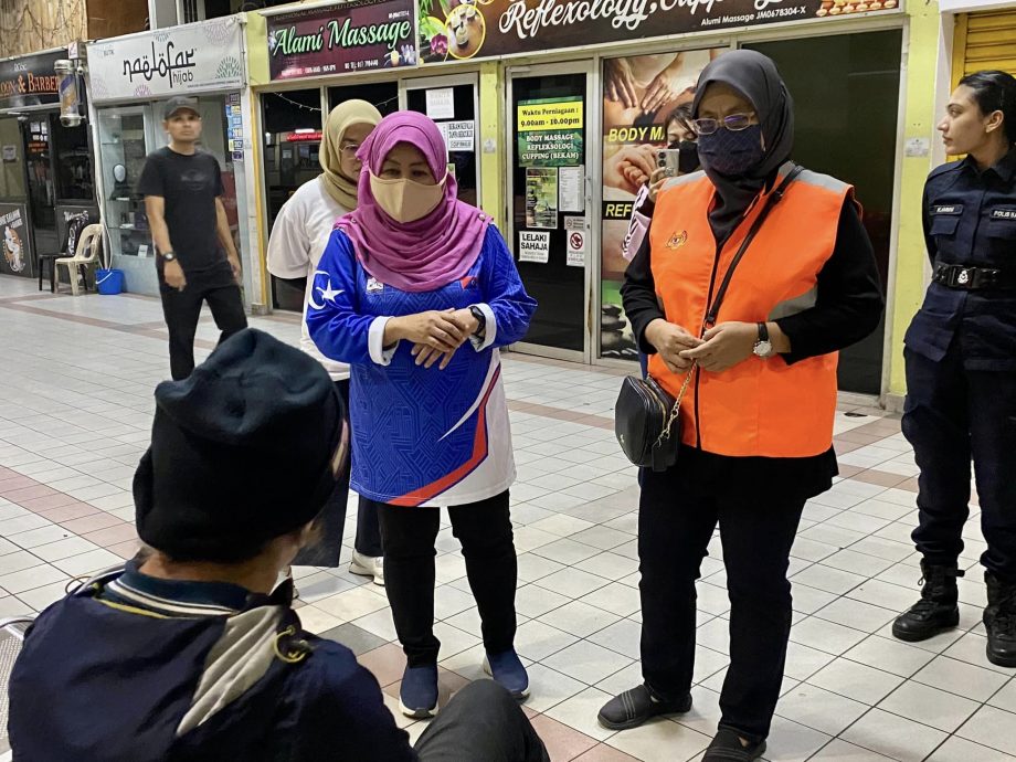 (已签发)柔:柔2行政议员凌晨率员 取缔街友助入住收容中心