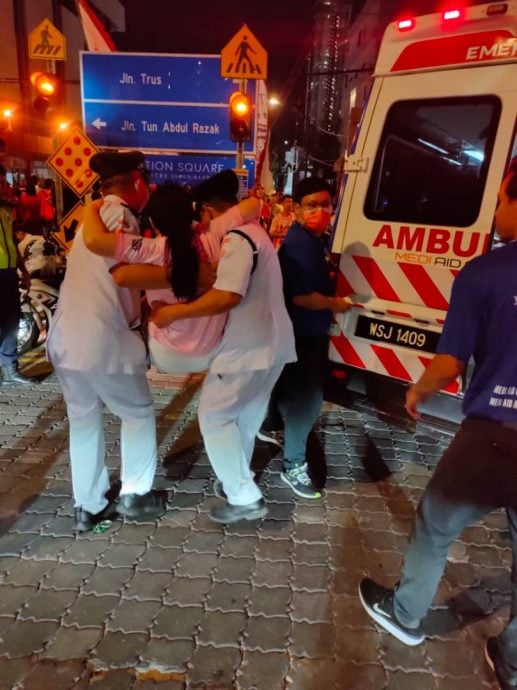 (已签发)柔:柔佛古庙众神巡游 逾30人受伤不适 7人送院