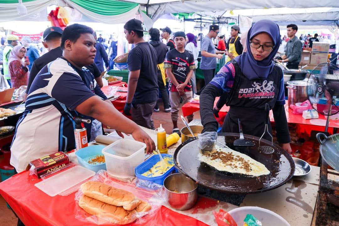 (已签发)柔:柔大臣携妻逛斋戒月市集 提醒民众开斋要量力而为