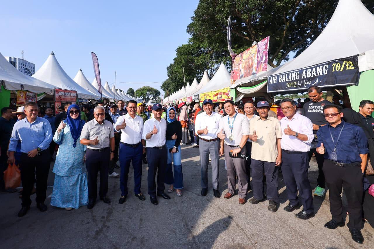 (已签发)柔:柔大臣携妻逛斋戒月市集 提醒民众开斋要量力而为