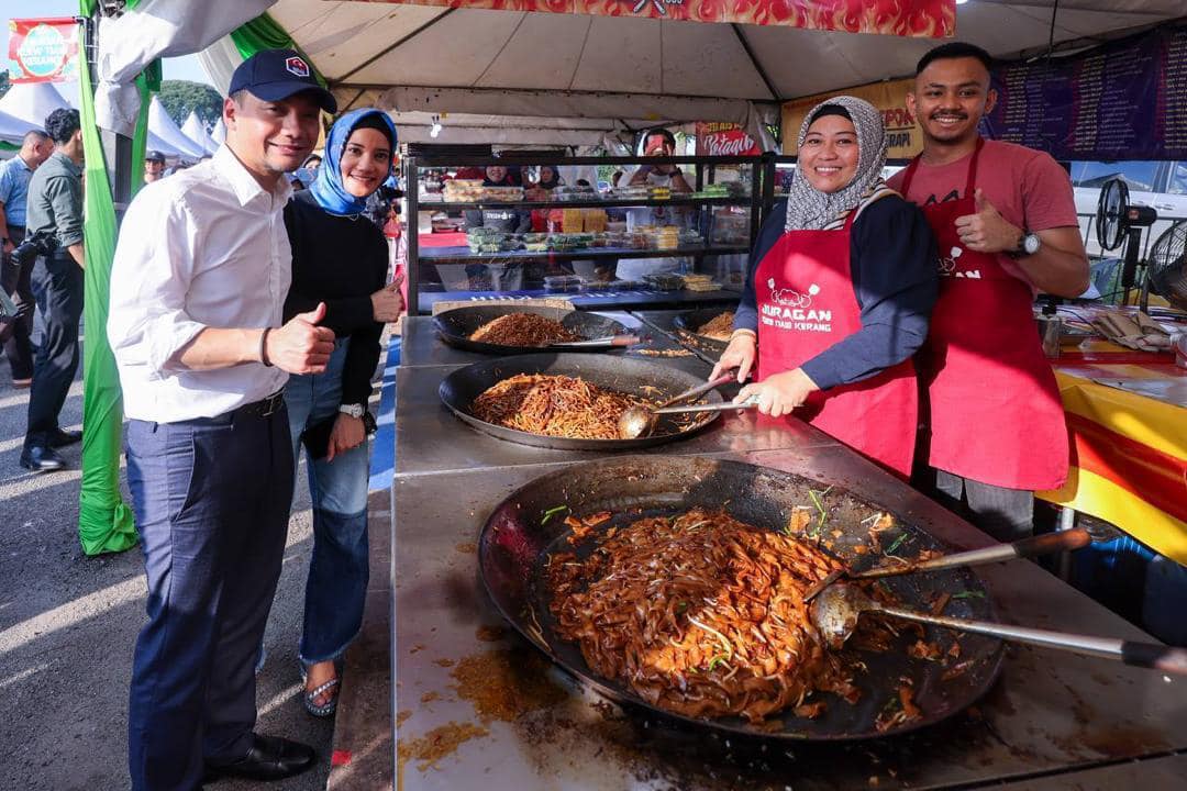 (已签发)柔:柔大臣携妻逛斋戒月市集 提醒民众开斋要量力而为