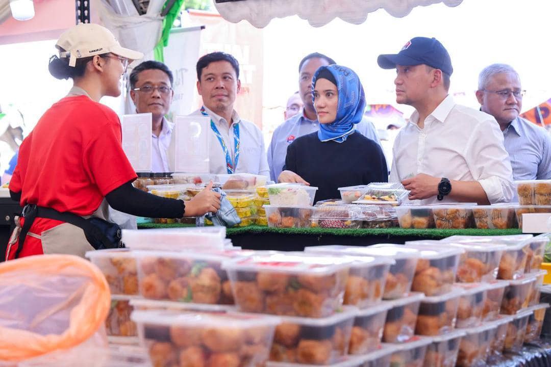 (已签发)柔:柔大臣携妻逛斋戒月市集 提醒民众开斋要量力而为