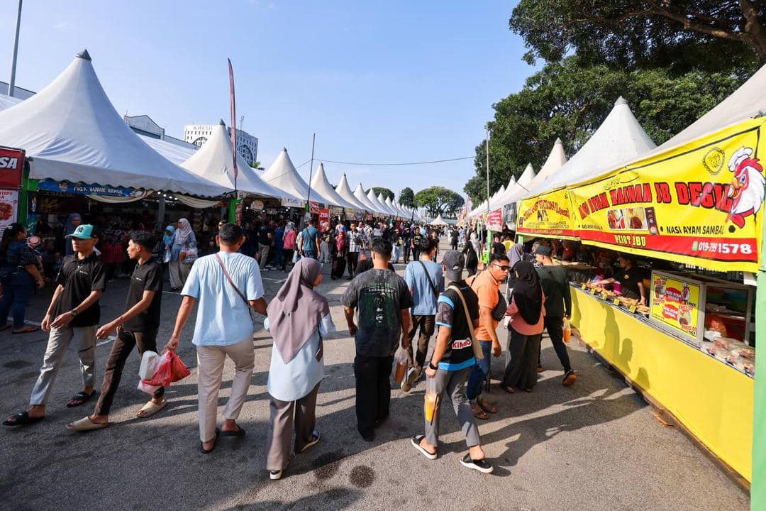 (已签发)柔:柔大臣携妻逛斋戒月市集 提醒民众开斋要量力而为