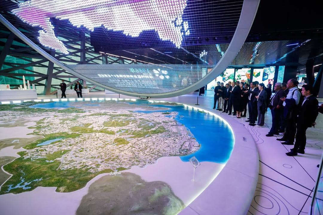 (已签发)柔:柔大臣率团参观深圳当代艺术博物馆和城市展览馆
