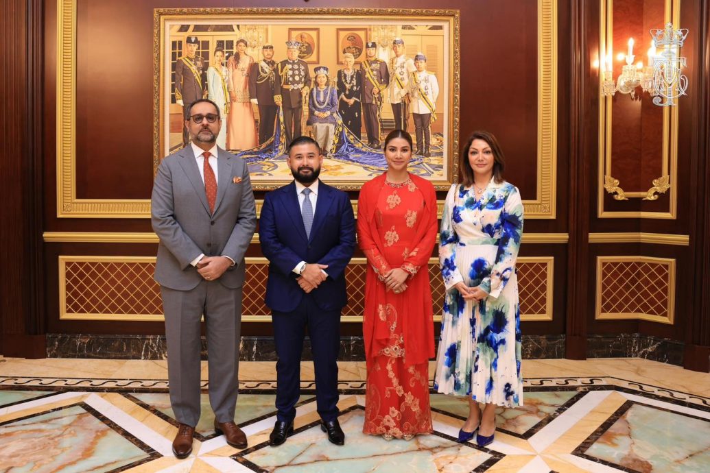 柔摄政王伉俪 接见卸任新加坡总领事伉俪