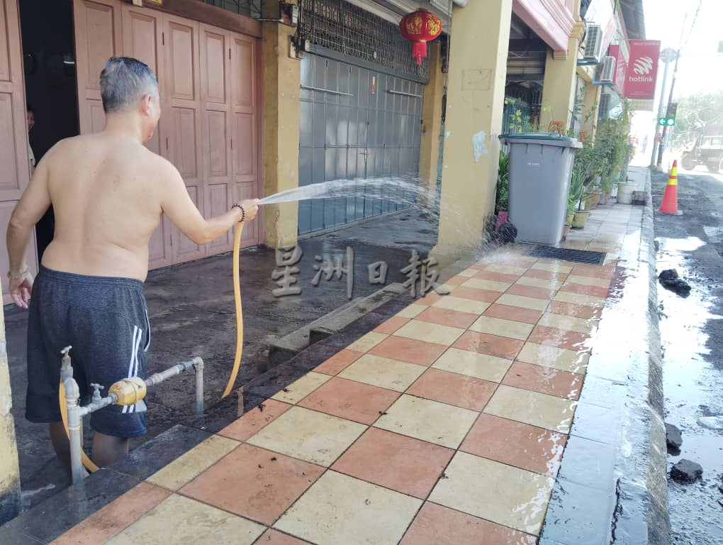 （已签发）柔：民生特工队：铺路工程导致“尘埃弥漫” 商民盼当局加快速度竣工