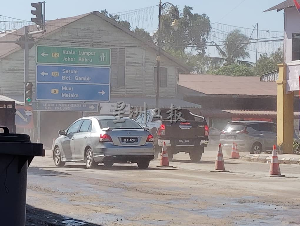 （已签发）柔：民生特工队：铺路工程导致“尘埃弥漫” 商民盼当局加快速度竣工