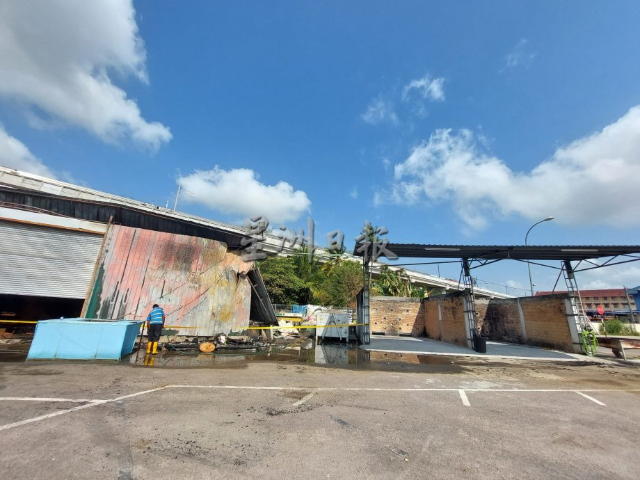 (已签发)柔:烧灵屋火苗引发火患 居銮德教会储藏室起火燃烧