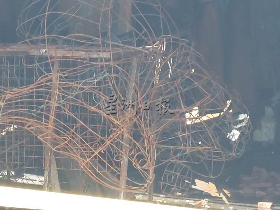 (已签发)柔:烧灵屋火苗引发火患 居銮德教会储藏室起火燃烧