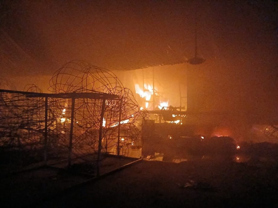 (已签发)柔:烧灵屋火苗引发火患 居銮德教会储藏室起火燃烧