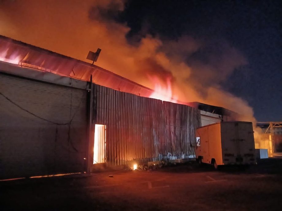 (已签发)柔:烧灵屋火苗引发火患 居銮德教会储藏室起火燃烧