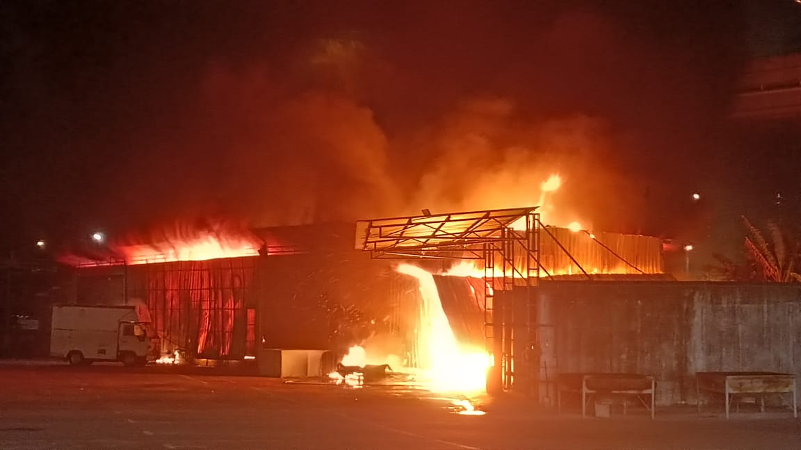 (已签发)柔:烧灵屋火苗引发火患 居銮德教会储藏室起火燃烧