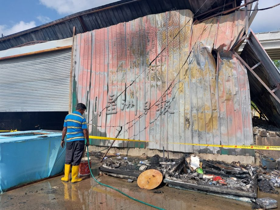 (已签发)柔:烧灵屋火苗引发火患 居銮德教会储藏室起火燃烧
