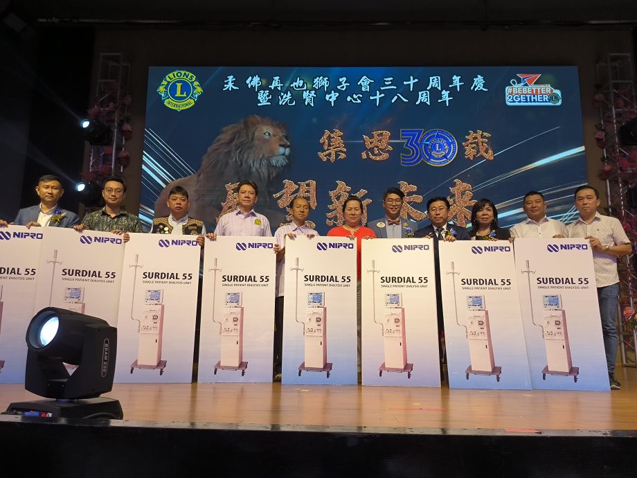 (已签发)柔:版四头条:柔佛再也狮子会30周年庆获赠8台洗肾机
