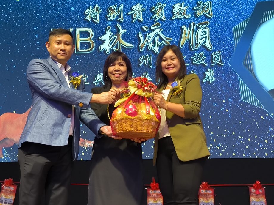 (已签发)柔:版四头条:柔佛再也狮子会30周年庆获赠8台洗肾机