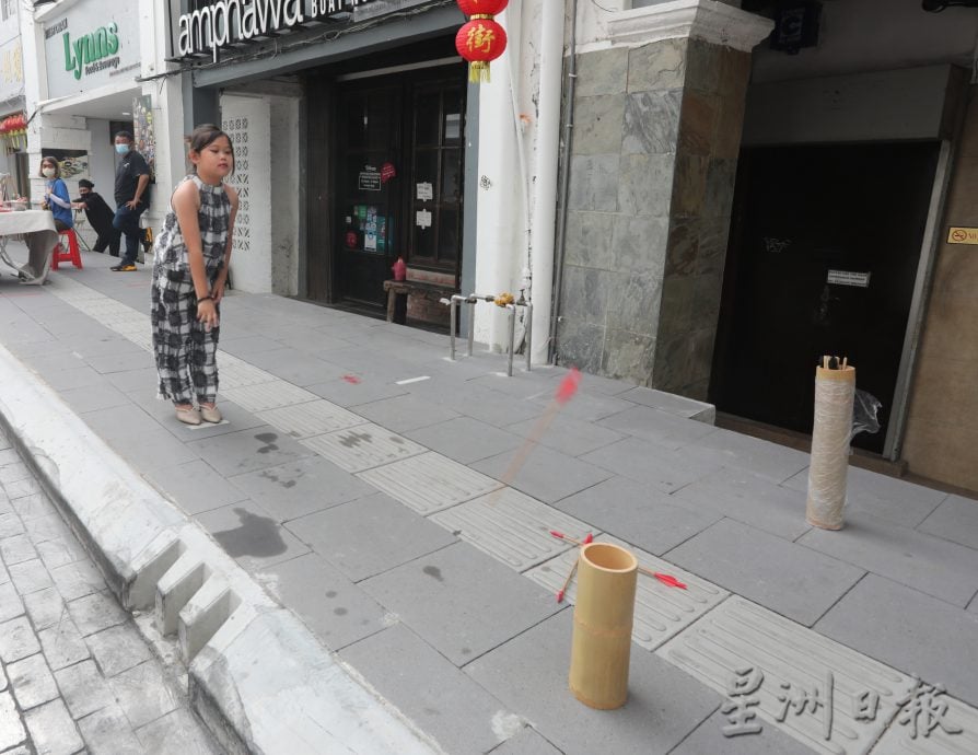 （已签发）柔：版四头条：适逢新加坡连续假日，老街周六活动人潮倍增