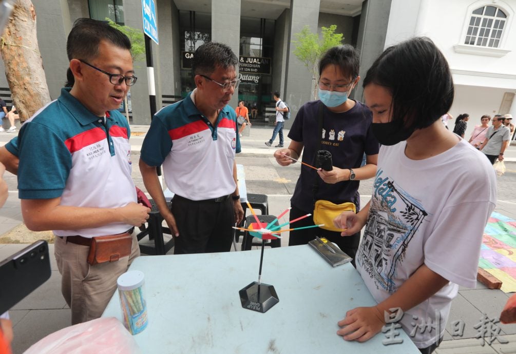 （已签发）柔：版四头条：适逢新加坡连续假日，老街周六活动人潮倍增