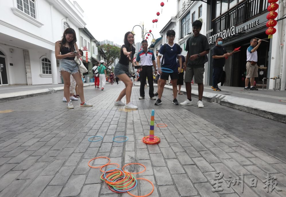 （已签发）柔：版四头条：适逢新加坡连续假日，老街周六活动人潮倍增