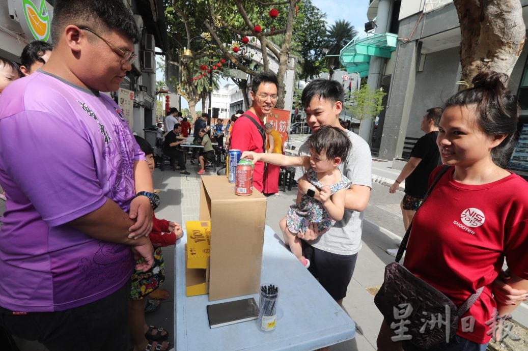 （已签发）柔：版四头条：适逢新加坡连续假日，老街周六活动人潮倍增