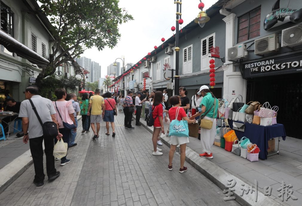 （已签发）柔：版四头条：适逢新加坡连续假日，老街周六活动人潮倍增