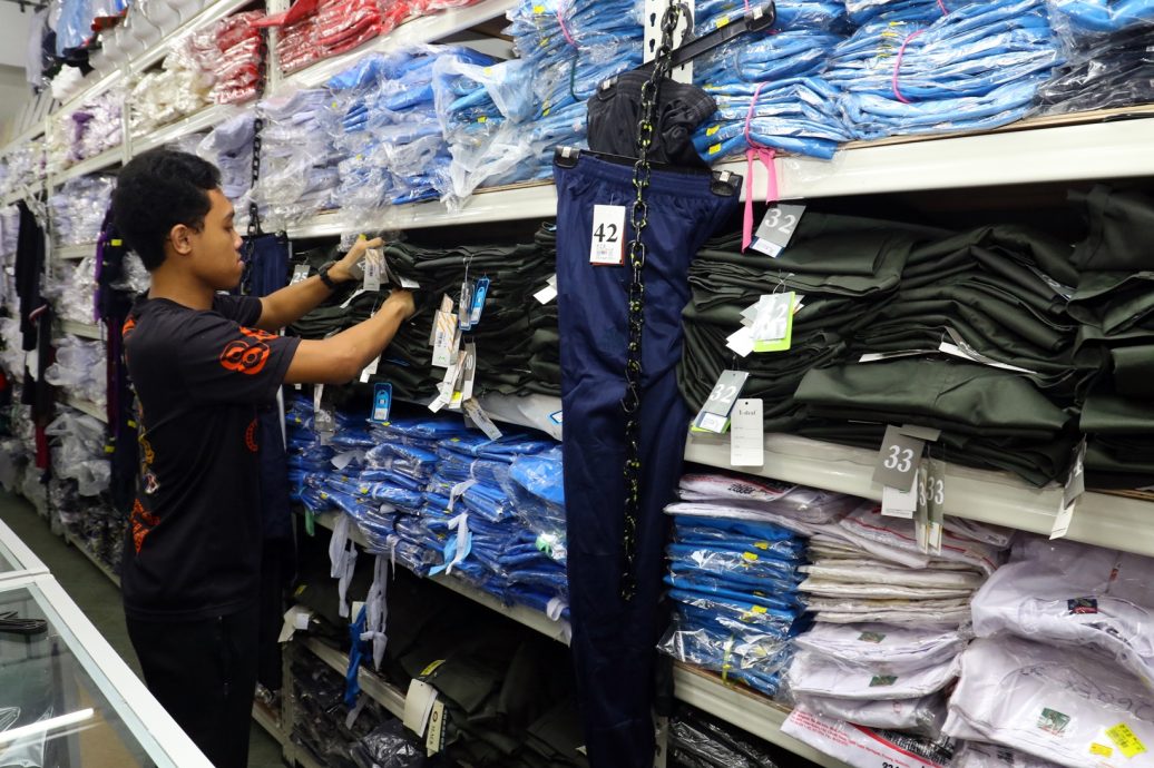 （已签发）柔：特稿：农历年刚过家长荷包还未“回血”与新校服指南等因素　开学用品市场热不起