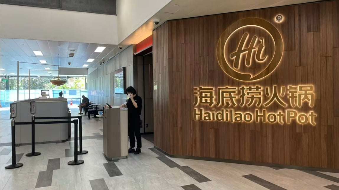 (已签发)柔:狮城二三事:一家三口疑海底捞分店用餐后送院 当局展开调查