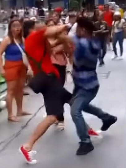 (已签发)柔:狮城二三事:不满男子搭讪同乡 2男护花狮城当街打架