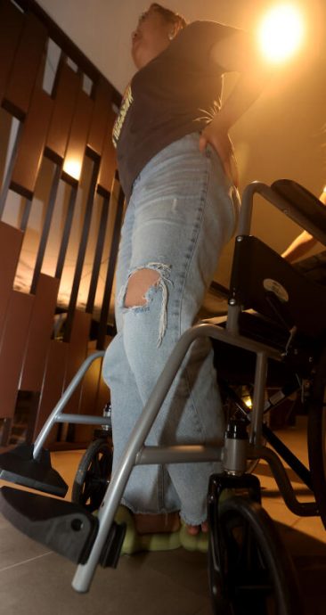 (已签发)柔:狮城二三事:回校练琴途中过马路遭撞骨折,艺校生轮椅代步