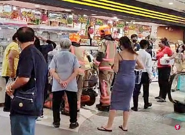 幼童手卡夹娃娃机内 休班民防人员勇施救