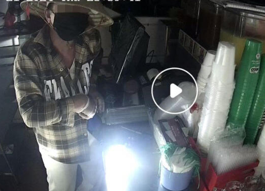 (已签发)柔:狮城二三事:深夜躲咖啡店 男子涉搬收银机 窃现金返家睡觉
