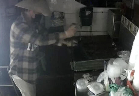 (已签发)柔:狮城二三事:深夜躲咖啡店 男子涉搬收银机 窃现金返家睡觉