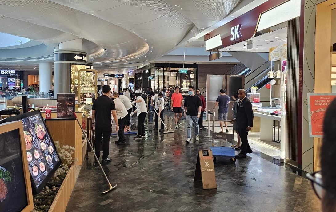 (已签发)柔:狮城二三事:狮城星耀樟宜底层一楼漏水 商店前出现大面积积水