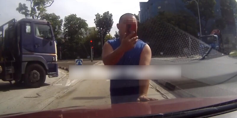 (已签发)柔:狮城二三事:疑换道起纠纷 司机肉身挡车