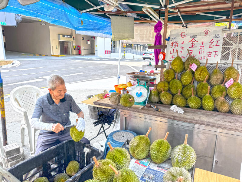 (已签发)柔:狮城二三事:街边卖榴梿逾60年 91岁阿伯不言休