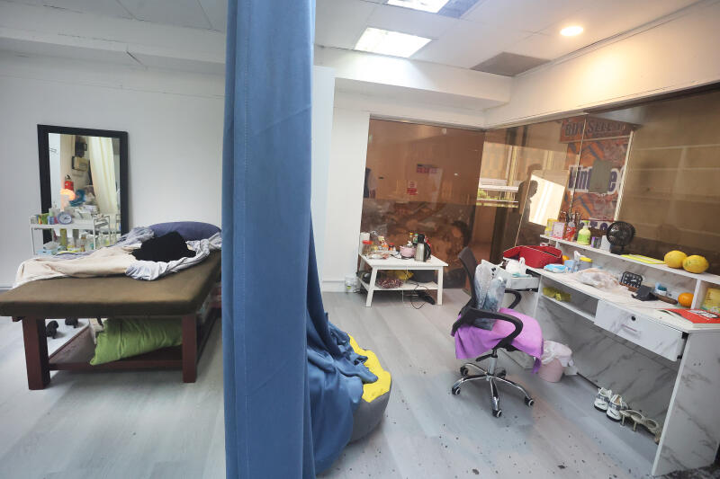 (已签发)柔:狮城二三事:警破门突击按摩店 五旬嫂接客时被逮