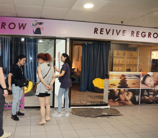 (已签发)柔:狮城二三事:警破门突击按摩店 五旬嫂接客时被逮