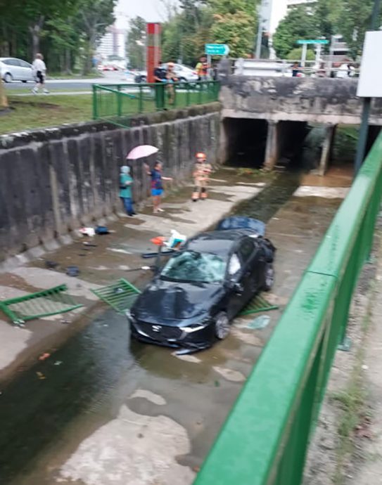 (已签发)柔:狮城二三事:车失控撞入深沟 六旬女司机获救