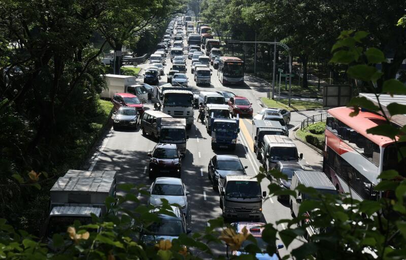 (已签发)柔:狮城二三事:马赛地被警车追捕 撞校车起火狂烧