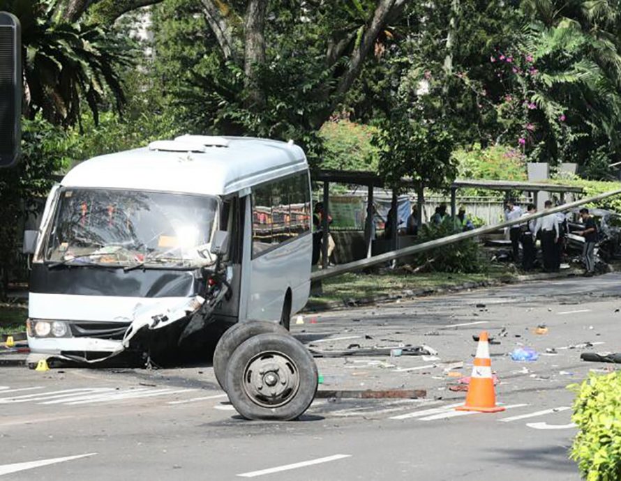 (已签发)柔:狮城二三事:马赛地被警车追捕 撞校车起火狂烧
