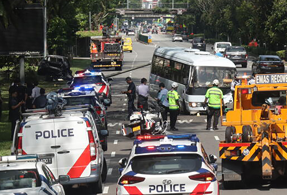 (已签发)柔:狮城二三事:马赛地被警车追捕 撞校车起火狂烧